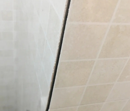 都匀瓷砖空鼓维修公司分享阳台瓷砖脱落的修复过程可以分为以下几个步骤